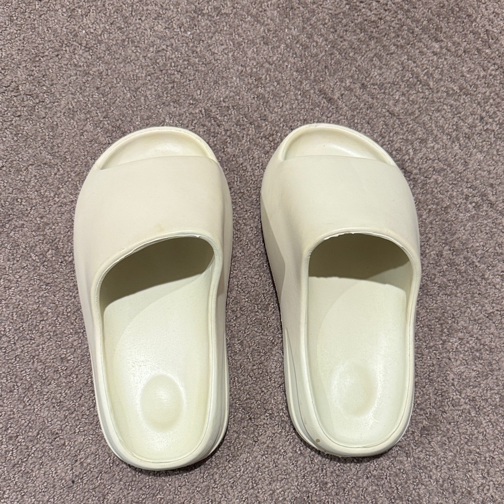 Women's Cream Slides